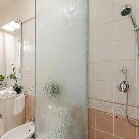 Spacious With Elevator Along Via Guinigi