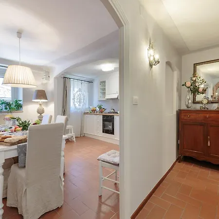 아파트 Spacious With Elevator Along Via Guinigi *