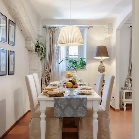 Spacious With Elevator Along Via Guinigi *